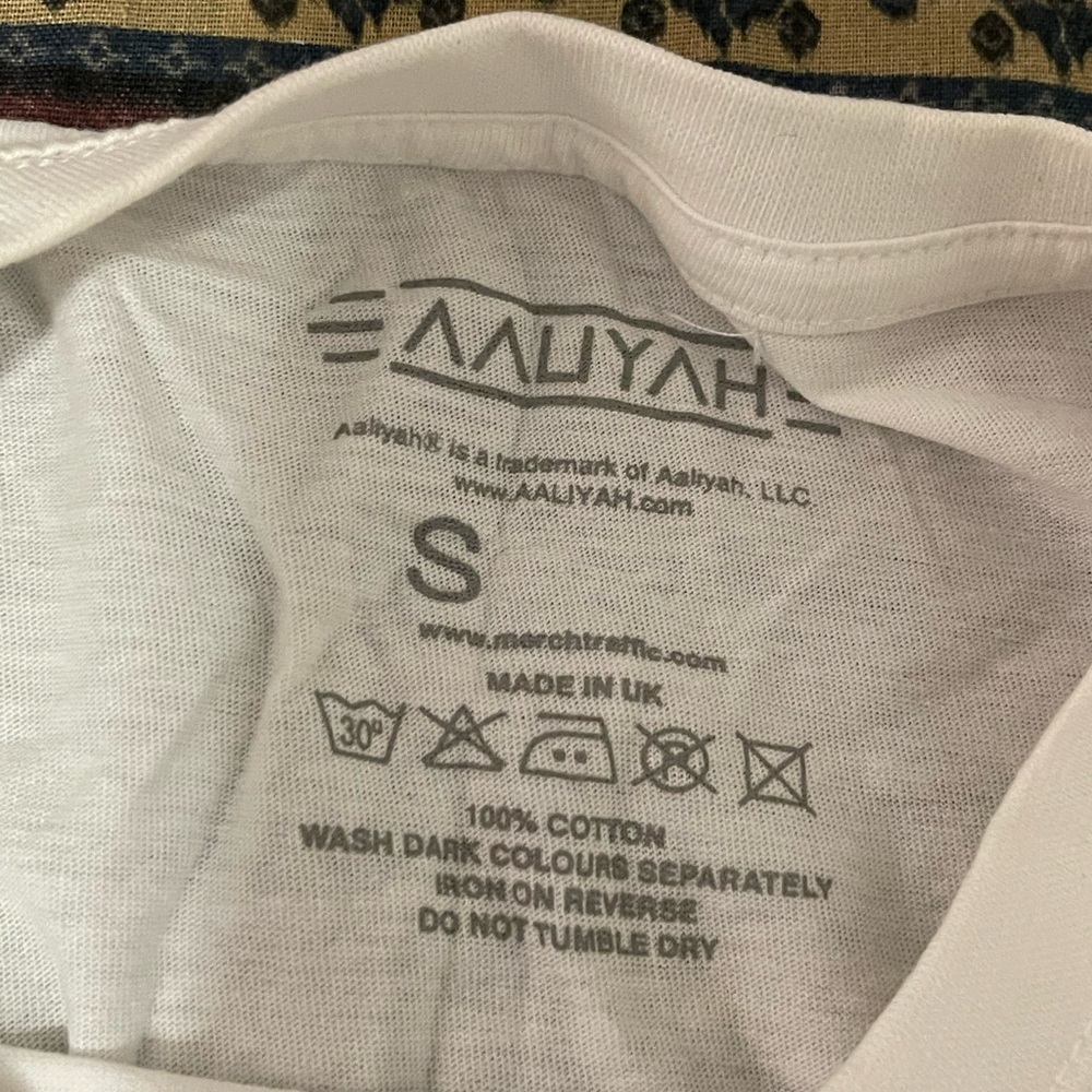 Aaliyah Graphic Tee - Picture 3 of 3